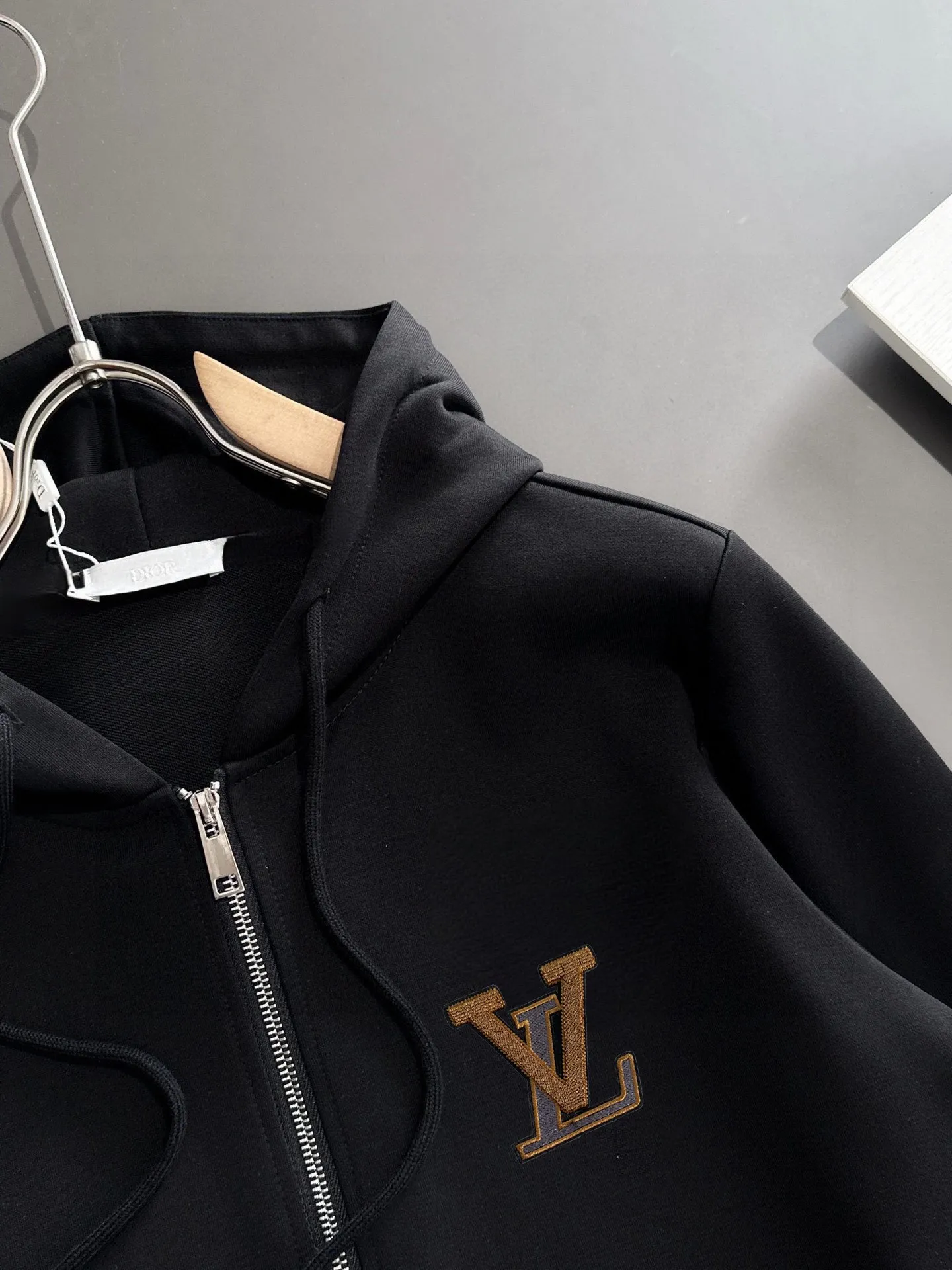 🅿️420 direct batch [LV Louis Vuitton] (Fat Man Gospel) hot-selling suit is coming. Focus on the original version of the official website. 2025 new hot-selling cardigan and sweatshirt suit. The original order is the best. 🇭🇰The meticulous work of top designers. Just for a fitting and perfect upper body effect. 100% natural high-quality Roman cotton, close-fitting comfort, noble and elegant! Original hardware embodies elegance and nobility! Counter size: M-5XL (maximum wear up to 220 pounds)